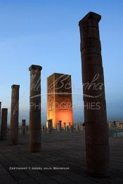 Image du Maroc Professionnelle de  Le Minaret et quelques colonnes de la mosquée (Tour Hassan) qui fît construite à la fin du XIIe siècle par le Sultan Yacoub el Mansour (dynastie Almohade) désireux de construire la plus grande mosquée du monde doté de 400 colonnes, la construction n’a pas été achevé suite à la mort du sultan en 1199, La tour Hassan est le symbole de Rabat son esplanade abrite le Mausolée Mohammed V de Rabat, Jeudi 15 Février 2007. (Photo / Abdeljalil Bounhar)